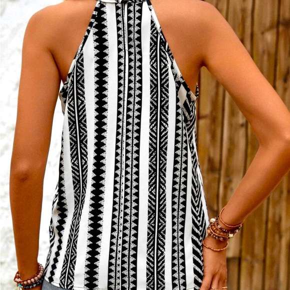 🤩🆕 Black & White Blouse with crossed geometric print - Picture 2 of 4